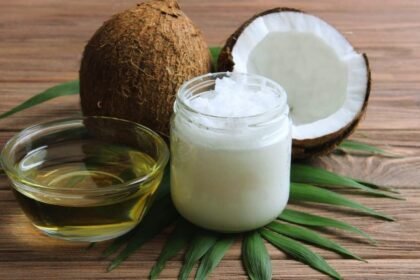 Benefits of Coconut oil: चेहरे पर नारियल का तेल लगाने से क्या फ़ायदा और नुक्सान है? जानिए त्वचा पर इसके प्रभाव