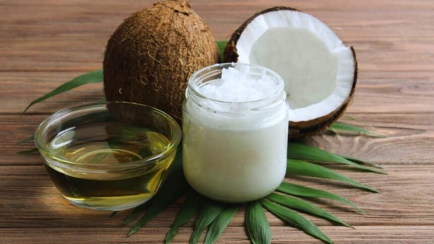 Benefits of Coconut oil: चेहरे पर नारियल का तेल लगाने से क्या फ़ायदा और नुक्सान है? जानिए त्वचा पर इसके प्रभाव